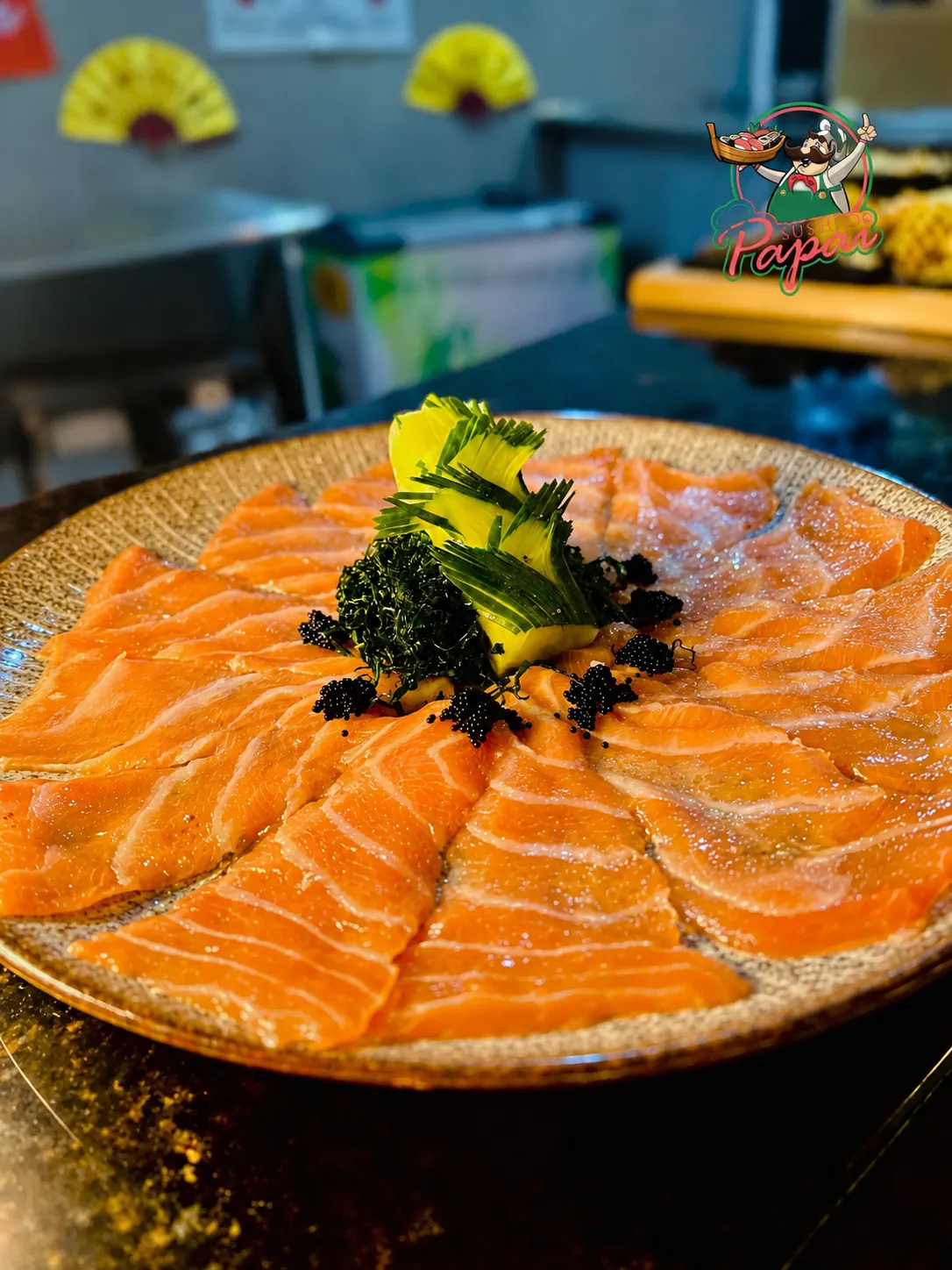 Prato de salmão do Sushi do Papai